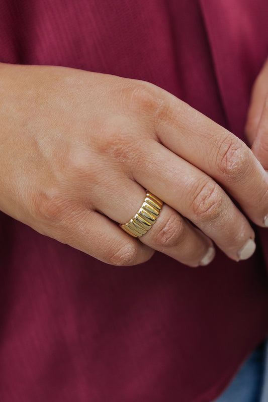 Elegant Gold Ribbed Ring