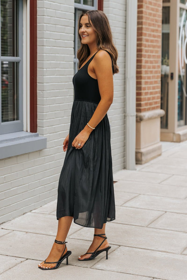Women's Scoop Neck Pleated Tank Midi Dress Outfit