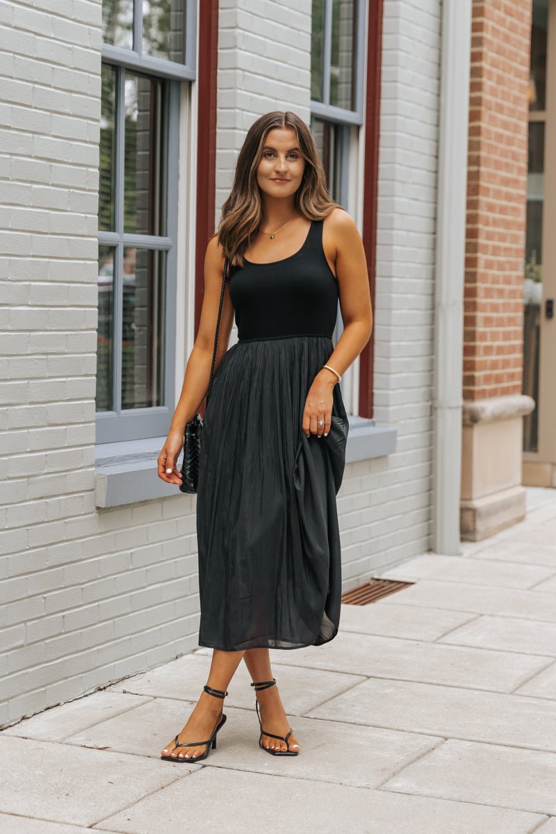 Women's Scoop Neck Pleated Tank Midi Dress Outfit