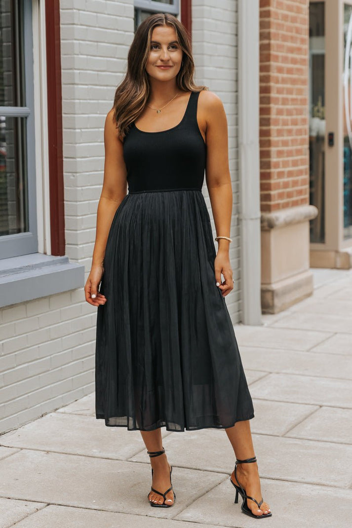 Women's Scoop Neck Pleated Tank Midi Dress Outfit
