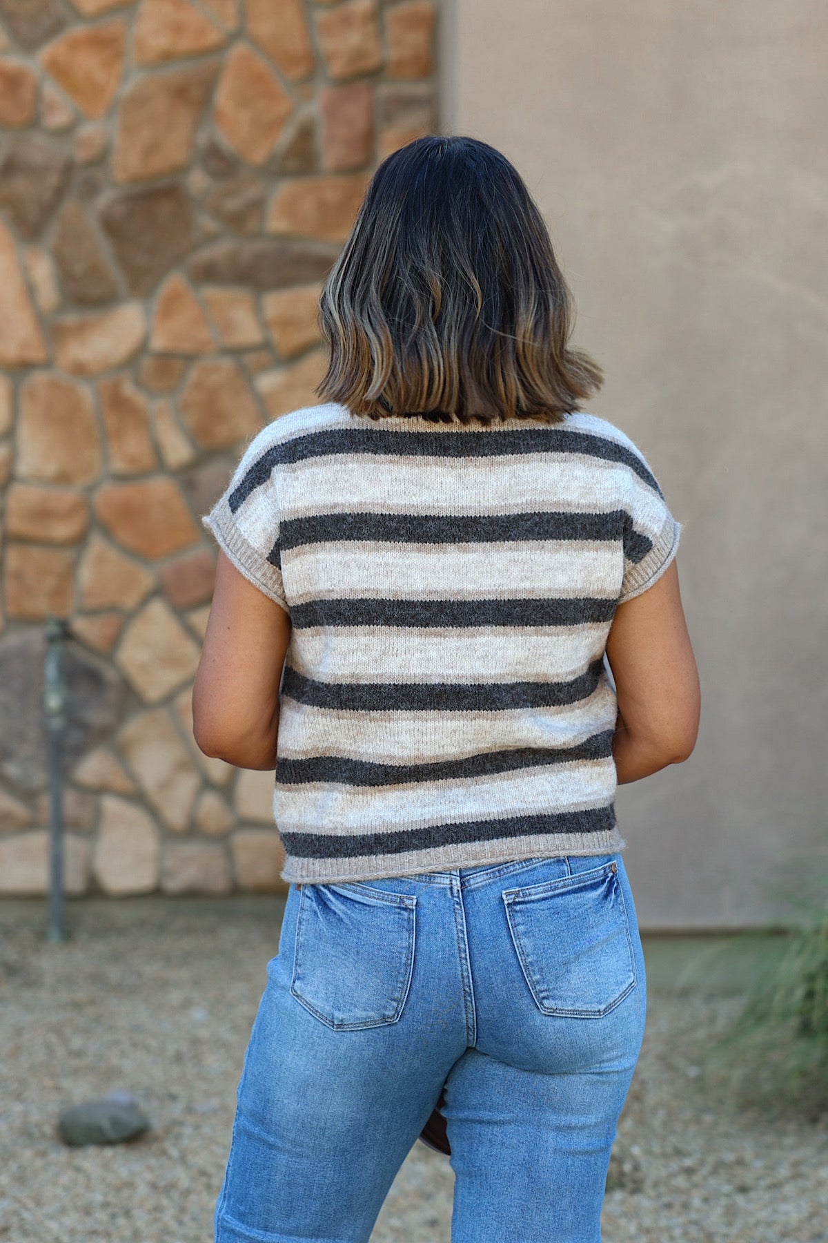 A person with shoulder-length hair wears a BLUPEPPER B6FT1055 striped sleeveless sweater, outdoors, back to the camera.