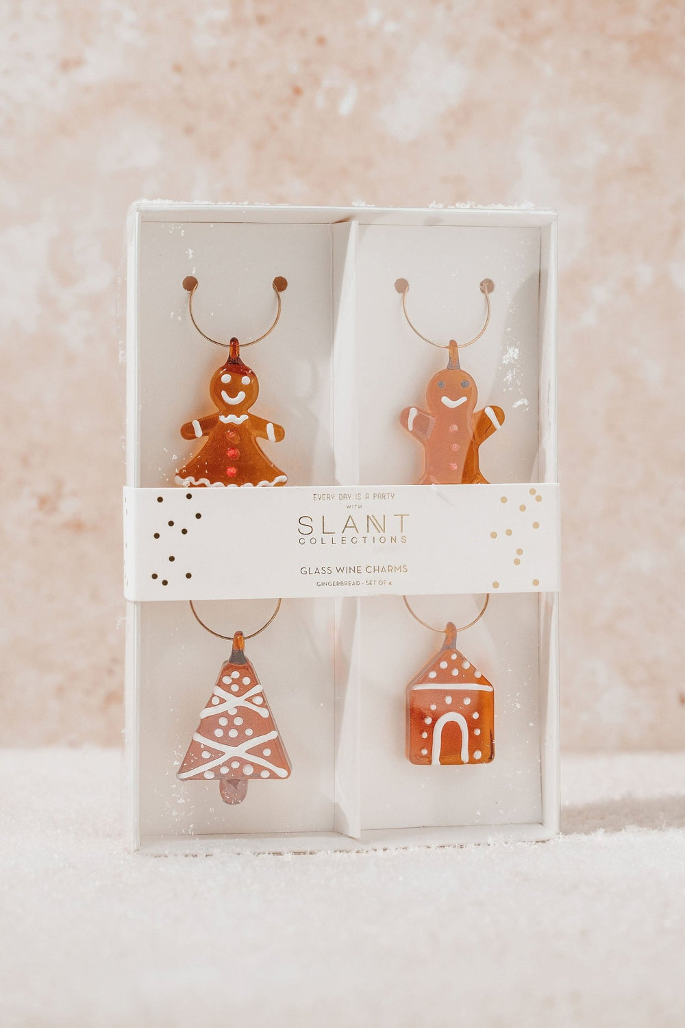 Perfect for holiday entertaining, the Gingerbread Glass Wine Charms set includes four cookie-shaped charms—a tree, house, and people.
